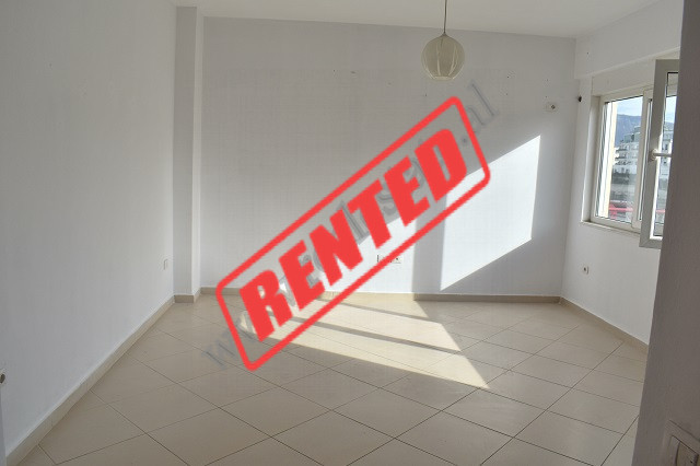 Apartament 1+1 me qira ne rrugen Hamdi Sina ne Tirane.
Banesa eshte e pozicionuar ne katin e 4 te n